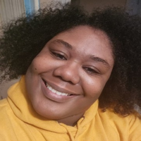 Headshot of Danni Hinds smiling